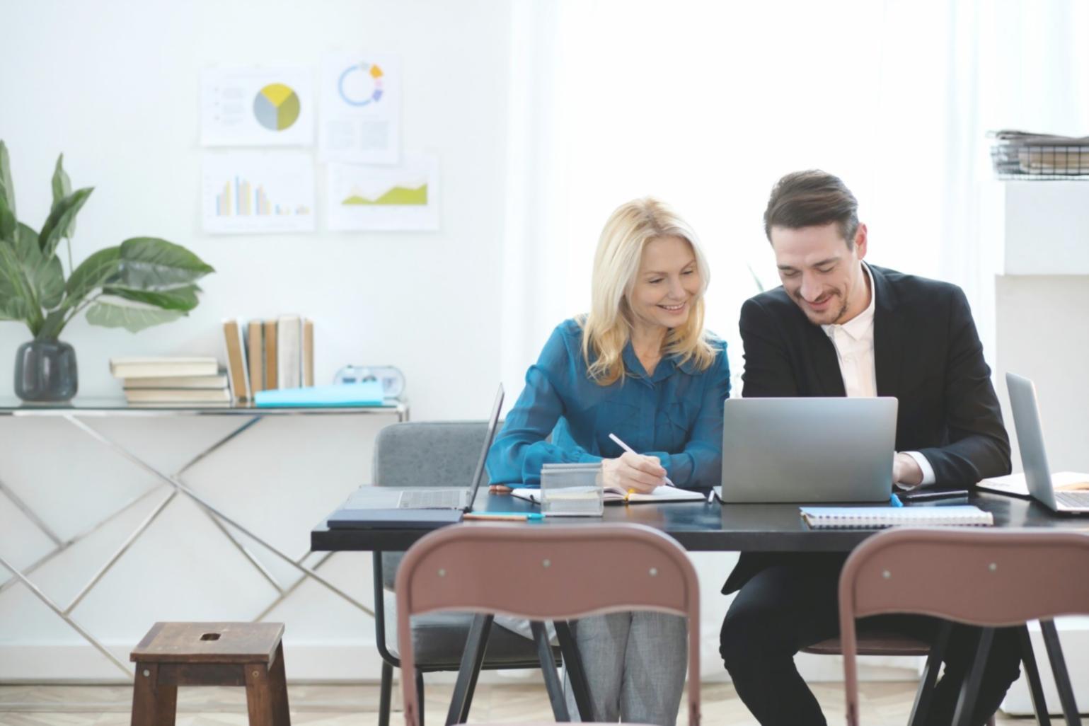 Espace d'apprentissage collaboratif avec tables et outils de travail